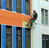 Верхолазы выполняют капитальный ремонт здания школы