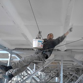 Промышленные альпинисты готовят поверхность к новому окрашиванию