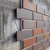 Фасад, облицованный пластиковыми плитами под кирпич  