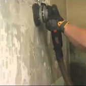 Специалисты очищают поверхности перед нанесением смеси