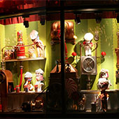 Праздничное световое оформление витрин магазинов