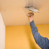 Заделка трещин на потолке с применением современных материалов