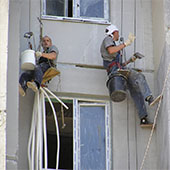 Герметизация фасада промышленными альпинистами