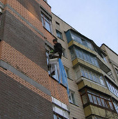 Герметизацию окон в Москве осуществляют промышленные альпинисты нашей компании
