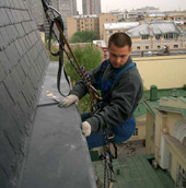 Высотные работы по гидроизоляции крыши балкона в Москве