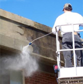 Верхолазы специализированных фирм выполняют мытье окон с применением гидроструйных аппаратов